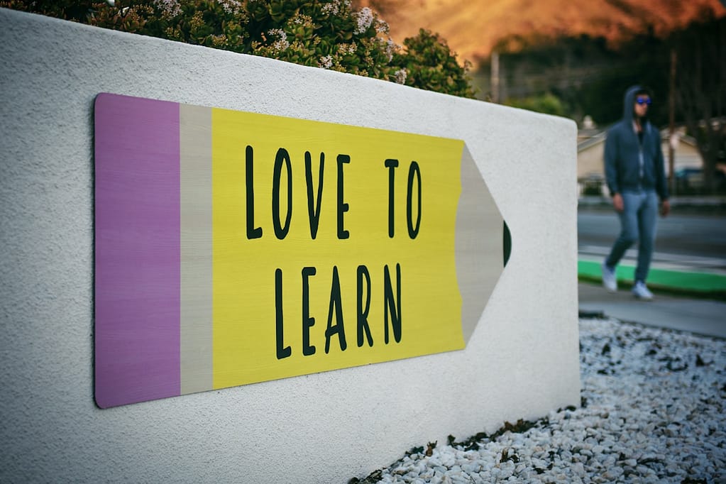 Ein Schild mit der Aufschrift "Love to Learn" als Symbol für unsere Philosophie und nachhaltige Lernmotivation.