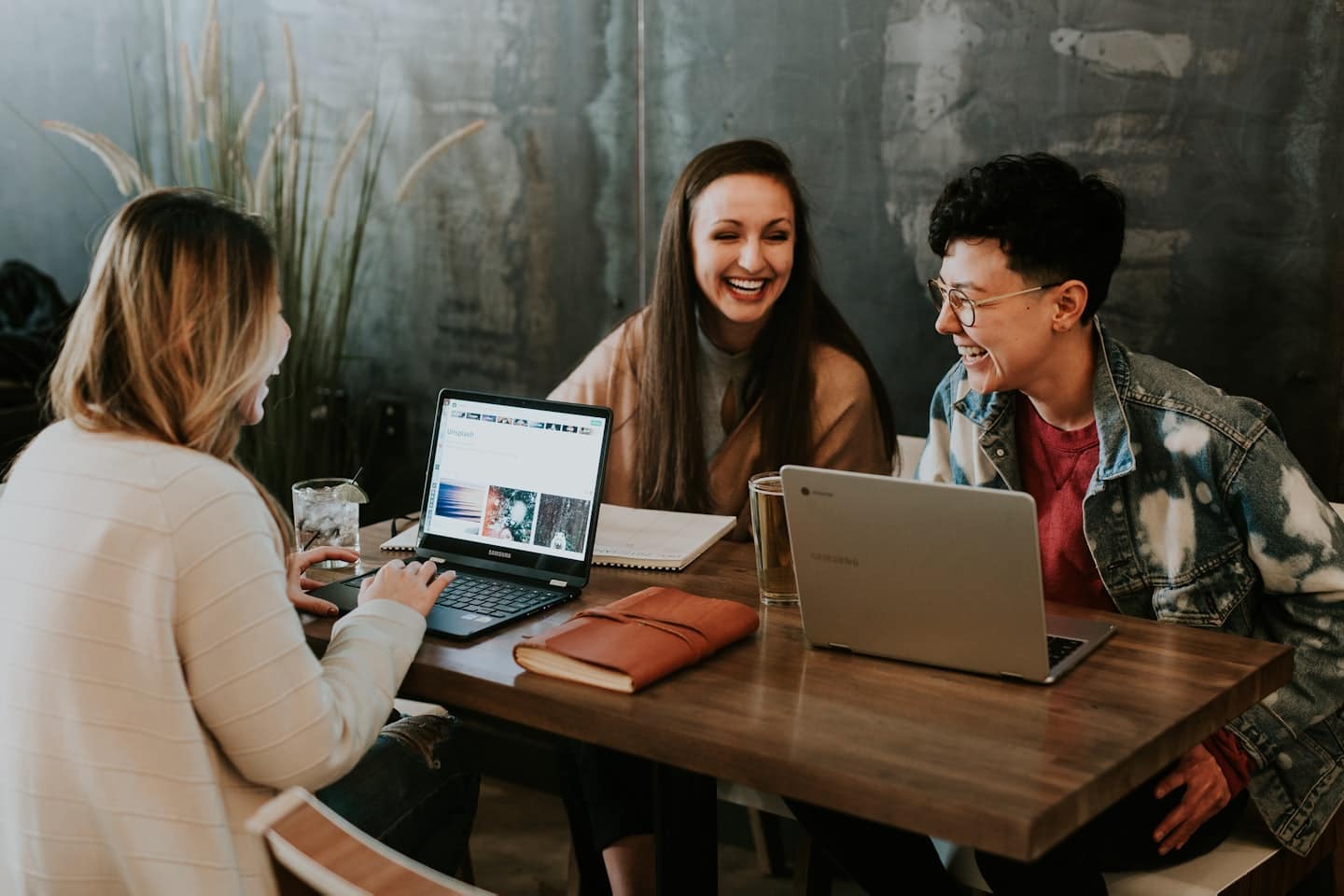 Eine Gruppe von Studenten lernt gemeinsam mit Laptops und Büchern.
